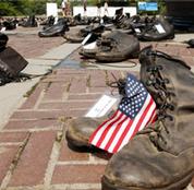Выставка ботинок американских солдат, погибших в Ираке